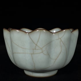 An Exquisite Guan yao Lotus-Shaped Bowl