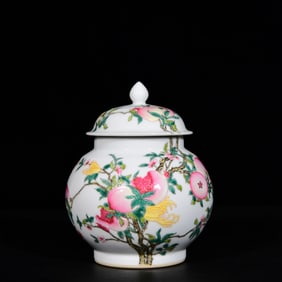 An Exquisite Enamel Bats and Peach Pattern Cover Jar