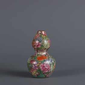 An Exquisite Gold Ground Famille-Rose Flower Pattern Gourd-Shaped Vase
