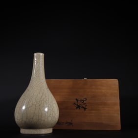 An Exquisite Ge yao Vase