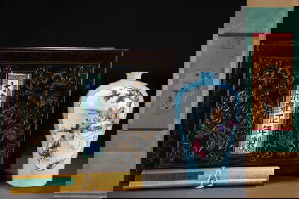 A Rare Green Glazed Famille-Rose Painted Gold Character and Story Pattern Vase,With Vertical Scroll