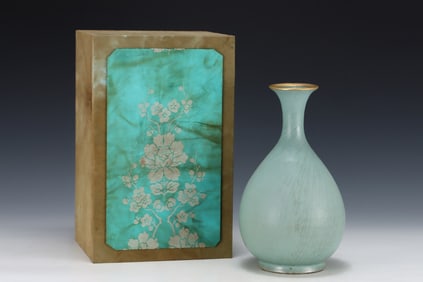 An Exquisite Ru yao Cover with Gold Vase,With an Imperial Poem by Emperor Qianlong