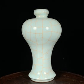 An Exquisite Guan yao Vase