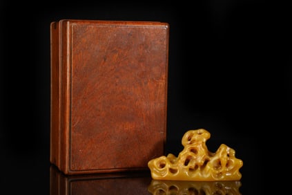 An Exquisite Tianhuang Stone Rockery Brush Holder