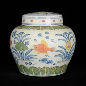 An Exquisite Blue and White Wucai Fish and Algae Pattern Cover Jar