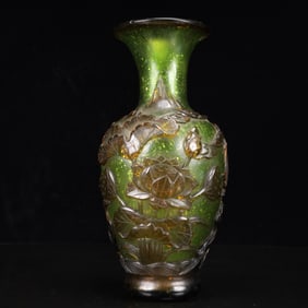An Exquisite Glass Flower and Bird Pattern Vase