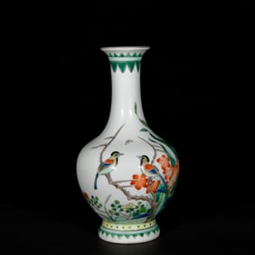 An Exquisite Wucai Flower and Bird Pattern Vase