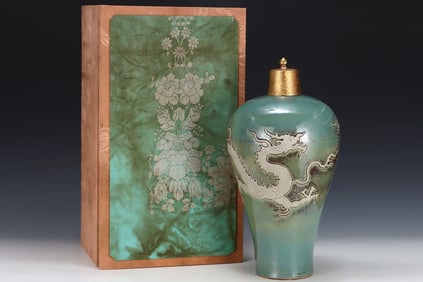 A Huge Green Glazed Auspicious Cloud and Dragon Pattern Vase,With Gilt Cover