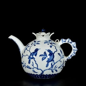 An Exquisite Blue and White Flower and Bird Pattern Pomegranate-Shaped Ewer