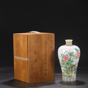 An Exquisite Enamel Painted Gold Flower and Bird Pattern Vase,With Poem