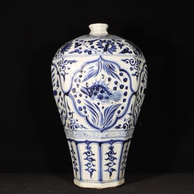 A Huge Blue and White Fish and Algae Pattern Vase