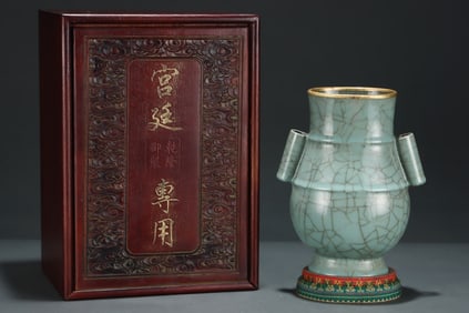 An Exquisite Guan yao Cover with Gold Double-Ears Vase,With an Imperial Poem by Emperor Qianlong