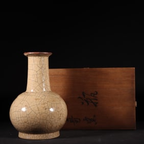An Exquisite Ge yao Cover with Bronze Vase,With an Imperial Poem by Emperor Qianlong