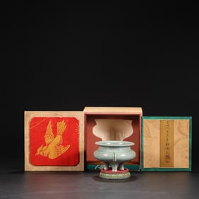 An Exquisite Guan yao Celadon Glazed Tripod Censer