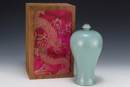 An Exquisite Ru yao Cover with Gold Vase,With an Imperial Poem by Emperor Qianlong
