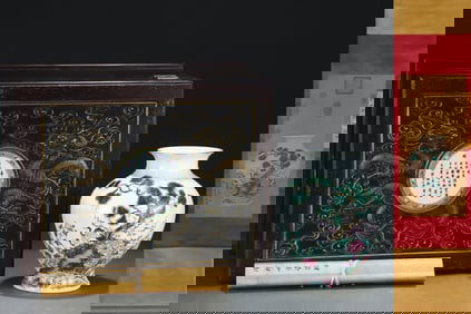 An Exquisite Famille-Rose Flower and Bird Pattern Vase,With Poem,With Chinese Vertical Scroll Ink