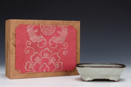 An Exquisite Guan yao Celadon Glazed Brush Washer