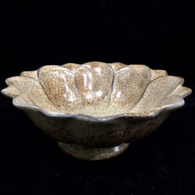 An Exquisite Ge yao Flower-Shaped Bowl