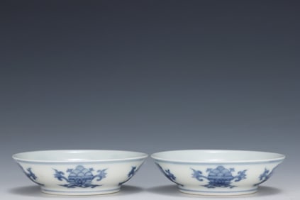 A Pair of Exquisite Blue and White Flower and Fruit Pattern Plates