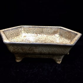 An Exquisite Ge yao Flower Pattern Plate