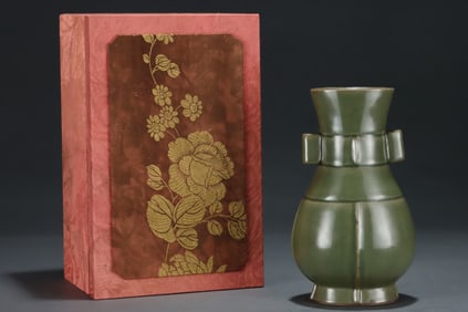 An Exquisite Long quanyao Double-Ears Vase