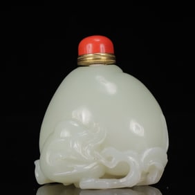 An Exquisite White Jade Peach Pattern Snuff Bottle