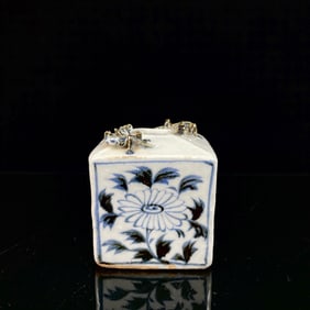 An Exquisite Blue and White Flower Pattern Water Pot