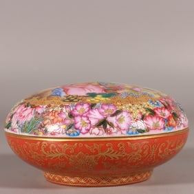 An Exquisite Enamel Figure Pattern Box