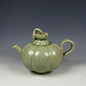 An Exquisite Yue yao Flower Pattern Teapot