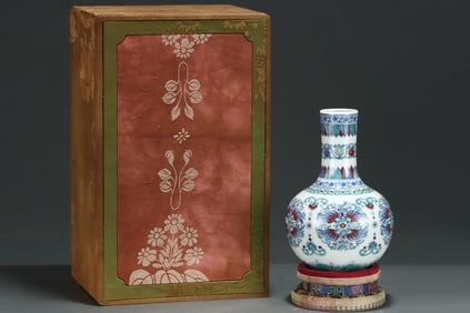 An Exquisite Doucai Flower Pattern Vase