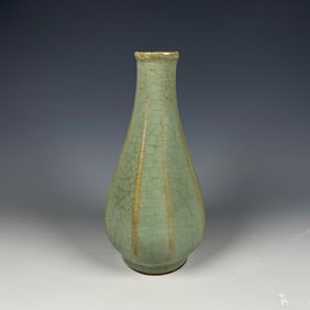 An Exquisite Guan yao Vase