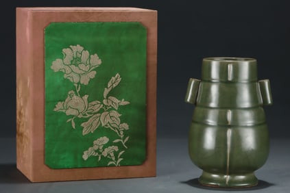 An Exquisite Long quanyao Double-Ears Vase