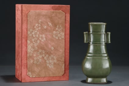An Exquisite Long quanyao Double-Ears Vase