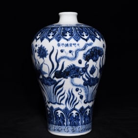 An Exquisite Blue and White Hornwort Pattern Vase