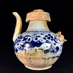 An Exquisite Blue and White Flower Pattern Pot