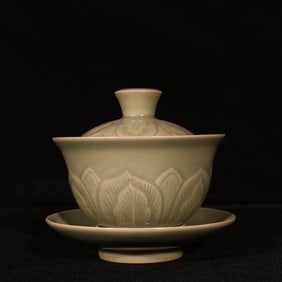 An Exquisite Jun yao Purplish red Glazed Lotus Pattern with Cover Bowl