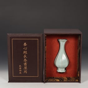 An Exquisite Longquan yao Celadon Glazed Vase