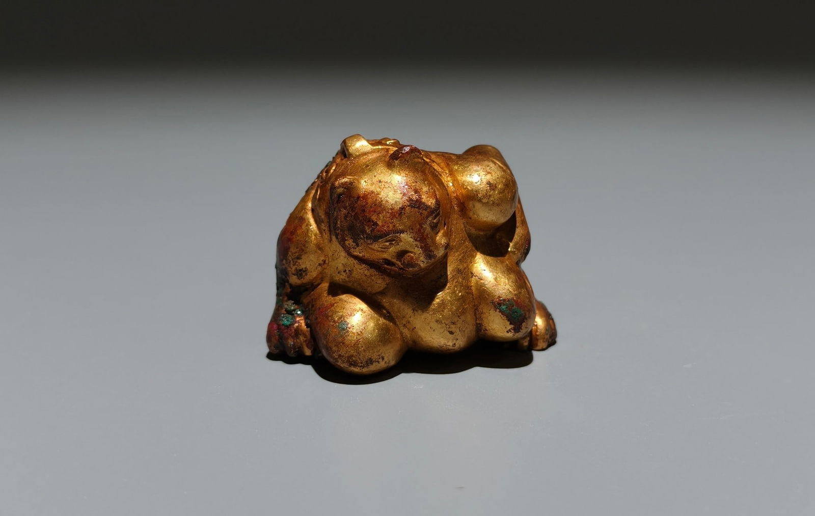 An Exquisite Gilt Bronze Bear Ornament (1 of 9)