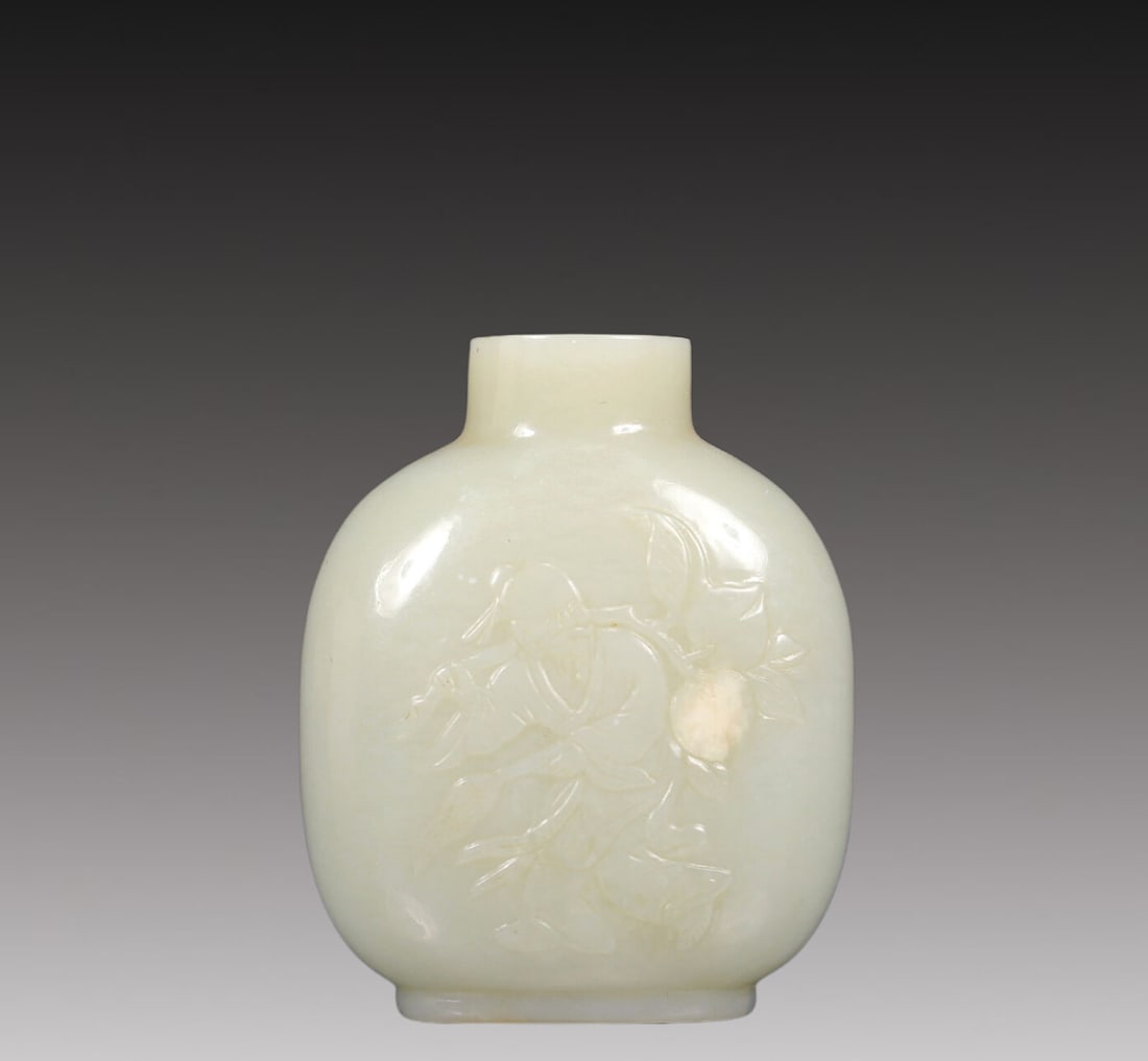 A Precious White Jade 'Figure' Snuff Bottle: A Precious White Jade 'Figure' Snuff Bottle. Chinese Qing Dynasty. Size:2inx1inx2.4in. Weight:125g. 清代 白玉人物鼻烟壶