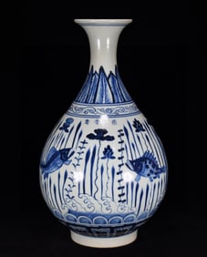 A Rare Blue and White Hornwort Pattern Vase