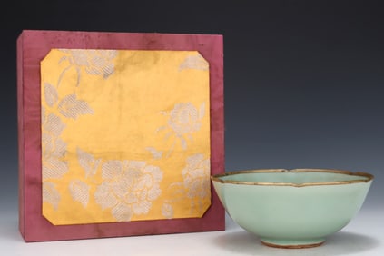 An Exquisite Longquan yao Celadon Glazed Painted Gold Bowl