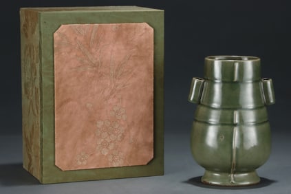 An Exquisite Long quanyao Double-Ears Vase