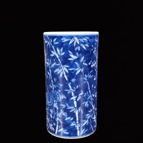 An Exquisite Blue and White Flower Pattern Brush Pot