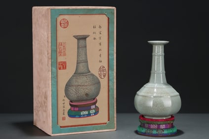 An Exquisite Guan yao Celadon Glazed Vase