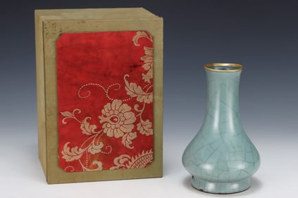 An Exquisite Guan yao Painted Gold Vase,With an Imperial Poem by Emperor Qianlong