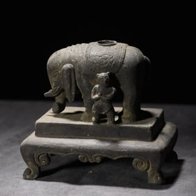 An Exquisite Bronze Figure Ornament