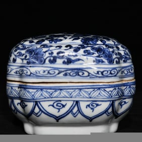 An Exquisite Blue and White Flower and Phoenix Pattern Box