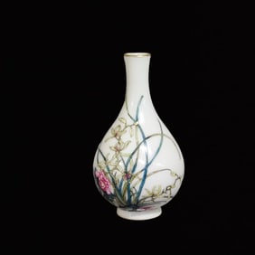 An Exquisite Famille-Rose Flower Pattern Vase