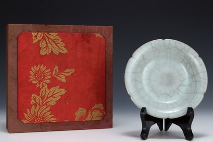 An Exquisite Guan yao Plate