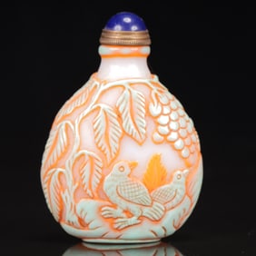 An Exquisite Glass Grapes and Bird Pattern Snuff Bottle